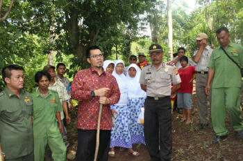 Bupati-HBA-beserta-rombongan-saat-meninjau-lokasi-longsor-fenomena-alam-di-Kecmatan-Ulu-Musi