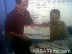 Divisi-Logistik-KPUD-Kota-Lubuklinggau-Syamsurizal-saat-menunjukan-surat-suara-yang-rusak-kemarin.-300×225