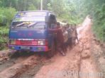 Jalan-Di-Desa-Taja-Mulya-yang-berlumpur1-300×225