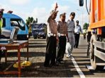Kasat-Lantas-Mura-AKP-Donni-Manopo-didampingi-perwakilan-Dishubkominfo-memeriksa-tonase-truk.