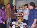 Kepala-sekolah-SLB-Surayani-Adawiya-ketika-menerima-bantuan-buku-dari-dinas-pendidikan-sumatera-selatan-300×225