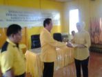 ORIENTASI-Ketua-DPD-Partai-Golkar-Mura-Lily-Martiani-Maddari-kanan-memberikan-berkas-orientasi-kepada-peserta_1