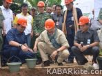 Peletakan-batu-pertama-pembangunan-Irigasi-Lintang-Kiri-oleh-Gubernur-Sumsel-Ir-H-Alex-Noerdin-300×198