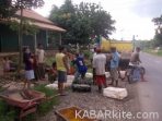 Petani-karet-jual-hasil-produksinya-300×225