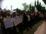 aksi-demo-yang-dilakukan-ratusan-masyarakat-di-depan-gedung-DPRD-Mura.