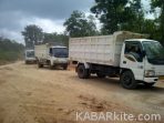angkutan-batu-bara-yang-terus-beroperasi-walaupun-sudah-ada-larangan-dari-pihak-pemkab-mura-dan-pemprov-sumsel.-300×225