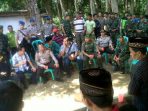 kapolda-sumsel-Irjenpol-Saud-Nasution-dan-aparat-TNI-bersama-masyarakat-saat-otopsi-berlangsung-kemarin.