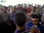 massa-yang-melakukan-aksi-demo-di-gedung-dewan-kabupaten-mura-dari-Rawas-Ilir-dan-Muara-Lakitan.