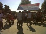 pembelokiran-jalan-lintas-sumatera-yang-dilakukan-masyarakat-rupittak-ayal-hal-itu-menyebabkan-kemacetan-hingga-kilohan-meter.1-1