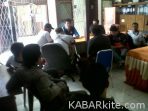 puluhan-simpatisan-Tim-Dulur-cagub-cawagub-Nomor-2-saat-berdialog-dengan-pihak-Komisioner-KPUD-Mura.-300×225