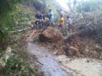 wpid-Akses-jalan-yg-tertimbun-longsoran-menuju-Desa-Tanjung-Tiga-Kecamatan-SDU-Muaraenim.jpg wpid-Akses-jalan-yg-tertimbun-longsoran-menuju-Desa-Tanjung-Tiga-Kecamatan-SDU-Muaraenim.jpg
