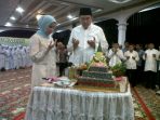 wpid-Berdoa-Bersama-sebelum-melakukan-pemotongan-tumpeng-pada-peringatan-hari-ulang-tahun-H.Lily-Maddari-Ridwan-Mukti.