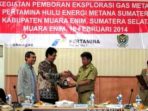 wpid-Bupati-Muaraenim-Ir-H-Muzakir-saat-bertukar-cendramata-dengan-Kepala-SKK-Migas-2-1kbr_.jpg