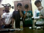 wpid-Empat-tersangka-dan-barang-bukti-sabualat-hisap-timbangan-serta-uang.