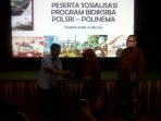 wpid-GM-UPTE-PTBA-Wibisono-menerima-cinderamata-dari-Polsri-dan-Polinema.jpg