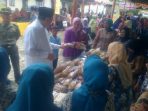 wpid-H.Ridwan-Mukti-dan-Istri-HJ-Lily-Maddari-saat-meninjau-stan-pasar-murah-kemarin.