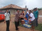 wpid-Kairul-Edi-ketika-menerima-bantuan-dari-Pemkab-Banyuasin.JPG