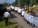 wpid-Massa-Golkar-Mura-Saat-Melakukan-Aksi-Demo-Di-kantor-KPUD-Mura.