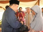 wpid-Pemilik-RTLH-dari-Kecamatan-Betung-menerima-bantuan-dari-Bupati-Kabupaten-Banyuasin-Yan-Anton-Ferdian-SH