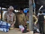 wpid-Petugas-saat-melakukan-test-terhadap-mie-kuning-yang-di-duga-mengandung-formalin.