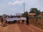 wpid-Puluhan-warga-minta-supaya-PTPN-7-Unit-Usaha-Betung-Kerawo-mengaspal-jalan