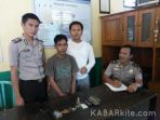 wpid-aSuradi-saat-berada-di-Mapolsek-Gelumbang_wm