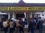 wpid-aksi-Demo-yang-di-lakukan-masyarakat-HTI-di-gedung-DPRD-Mura-Kemarin.