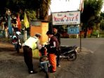 wpid-anggota-sat-lantas-polres-muaraenim-tilang-pelanggar-pelajar-muaraenim_1409227235844_kbr.jpg