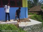 wpid-belum-dipakai-sdn-6-sudah-ambrol-di-bagian-lantai-penahan_1411046724916_kbr.jpg1_