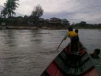 wpid-dua-bocah-SD-yang-sibuk-mengayuh-perahu-demi-mendapatkan-seribu-rupiah-untuk-satu-kali-menyeberang.