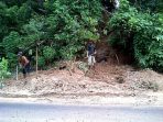 wpid-dua-pekerja-pt-nk-sedang-membersihkan-longsoran-di-jalan-nasional-kelurahan-tes-lawang-kidul_1421886204200.jpg