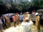 wpid-foto-puluhan-warga-bersama-pemerintah-desa-muara-rengas-dan-pihak-pt-lonsum-saat-melakukan-dialog-s.jpg