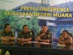 wpid-kajari-muaraenim-saat-jumpa-pers-dengan-awak-media-kemarin_1_wm.jpg wpid-kajari-muaraenim-saat-jumpa-pers-dengan-awak-media-kemarin_1_wm.jpg
