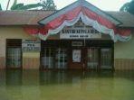 wpid-kantor-kepala-desa-beringin-makmur-I-yang-ikut-terendam-banjir.