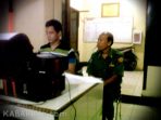 wpid-kepala-desa-tanjung-raja-abdul-halik-saat-melaporkanoknum-isk-manager-security-pt-ba-tanjungenim-1kb.jpg