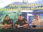 wpid-kepala-kejaksaan-negeri-muaraenim-saat-jumpa-pers-tampak-hadir-pula-kadisdikbud-muaraenim-hamirul-ha.jpg1_