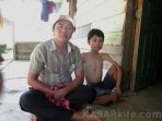 wpid-komisi-perlindungan-mailani-saat-menjumpai-deni-yang-terkena-diduga-gizi-buruk-dan-polio.-1kbr_.jpg