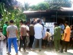 wpid-kondisi-warga-kelurahan-megang-saat-antri-di-luar-tenda-tps-05tampak-sanggup-panas-panasan-untuk-gu.jpg