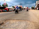 wpid-lubang-di-depan-penginapan-ketemu-lagi-kelurahan-betung-yang-membahayakan-pengendara-motor-1_kbr.jpg
