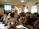 wpid-narasumber-dari-bkn-pust-saat-memberikan-bimtek_1424779645859.jpg