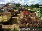 wpid-pengepungan-Lokasi-jalan-masuk-PT-Lonsum-Lokasi-Bingin-teluk-yang-di-lakukan-petani-pelasma-kemarin.-300×225 wpid-pengepungan-Lokasi-jalan-masuk-PT-Lonsum-Lokasi-Bingin-teluk-yang-di-lakukan-petani-pelasma-kemarin.-300×225