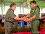 wpid-pjs-bupati-muratara-h.-akisropi-ayub-menyerahkan-sk-gubernur-sumsel-h.alex-noerdin-kepada-plt-sekda.jpg