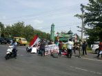 wpid-puluhan-massa-urabes-yang-sempat-melakukan-aksi-dijalan-yos-sudarso-tepat-didepan-pintu-masuk-kantor-pemkab-Mura.