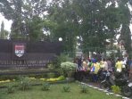 wpid-ratusan-massa-yang-melakukan-aksi-di-depan-gebang-masuk-kantor-Walikota-Lubuklinggau-kemarin. wpid-ratusan-massa-yang-melakukan-aksi-di-depan-gebang-masuk-kantor-Walikota-Lubuklinggau-kemarin.
