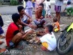 wpid-tampak-warga-sedang-memperlihatkan-batu-tawon..-1kbr_.jpg