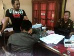 wpid-tersangka-fer-diperiksa-penyidik-kejari-muaraenim_1_wm.jpg
