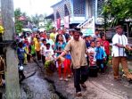 wpid-warga-melakukan-tepung-tawar-di-sepanjang-poros-desa.-1kbr_.jpg