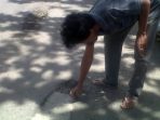 wpid-warga-yang-menunjuk-jalan-2014-yang-sangat-tipis-dan-rusak.jpg