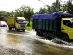 banjir-yang-terjadi-di-jalintim-kecamatan-betung-banyuasin_1456830507998.jpg.jpeg